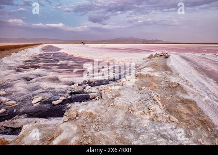 Lit sec du lac Maharloo, alias le lac Pink, lac salé saisonnier riche en potassium, en saison hivernale. Province de Fars, Iran. Banque D'Images