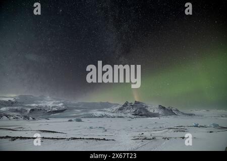 Aurores boréales de la lagune glaciaire de Fjallsarlon en Islande Banque D'Images