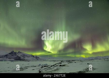 Aurores boréales de la lagune glaciaire de Fjallsarlon en Islande Banque D'Images