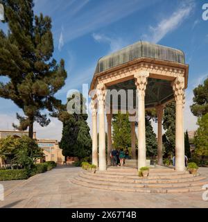 Le pavillon en forme de dôme construit au-dessus de la tombe de Hafez, l'un des plus grands poètes persans de tous les temps. Shiraz, Iran. Banque D'Images