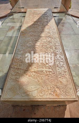 Grande dalle de marbre au sommet de la tombe de Hafez gravée avec des extraits de poésie de Hafez en farsi. Shiraz, Iran. Banque D'Images