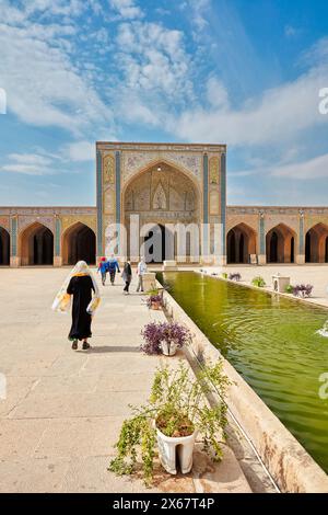 Les touristes se promènent dans la cour de la mosquée Vakil du XVIIIe siècle à Shiraz, en Iran. Banque D'Images