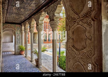 Véranda dans la Maison historique Zinat Al-Molk, résidence du XIXe siècle de la période Qajar. Shiraz, Iran. Banque D'Images