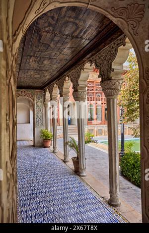 Véranda dans la Maison historique Zinat Al-Molk, résidence du XIXe siècle de la période Qajar. Shiraz, Iran. Banque D'Images