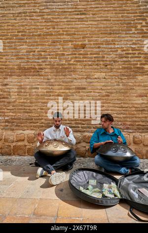 Deux jeunes musiciens de rue iraniens jouent Hang, un instrument de musique de la famille des percussions. Shiraz, Iran. Banque D'Images