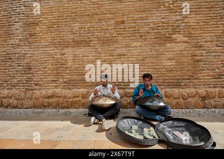 Deux jeunes musiciens de rue iraniens jouent Hang, un instrument de musique de la famille des percussions. Shiraz, Iran. Banque D'Images