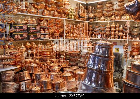 Ustensiles en cuivre faits à la main et objets décoratifs exposés dans une boutique d'artisanat à Vakil Bazaar à Shiraz, Iran. Banque D'Images