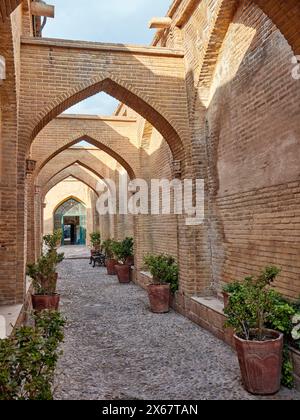 Vue en bas d'une rue étroite avec des arches au-dessus dans le centre historique de Shiraz, Iran. Banque D'Images