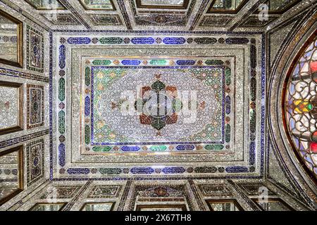 Vue d'en bas d'un plafond brillant incrusté de carreaux de miroir dans la maison Qavam (Narenjestan-e Ghavam), maison historique du 19ème siècle. Shiraz, Iran. Banque D'Images