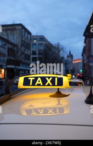 Taxis d'attente à la Hauptwache à Francfort-sur-le-main, Hesse, Allemagne Banque D'Images