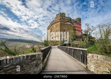 Château de Schönburg près d'Oberwesel sur le Rhin moyen, un château médiéval des douanes avec un immense mur de bouclier, maintenant un hôtel et auberge de jeunesse Banque D'Images