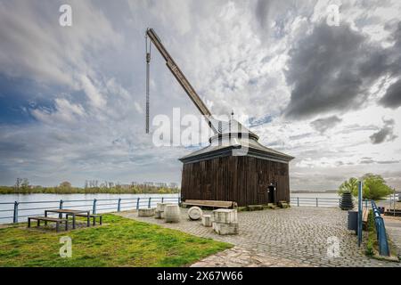 La grue historique de chargement de vin et de bois à Oestrich, Rheingau, était exploitée par des grues utilisant des roues à pied ou à pédales Banque D'Images