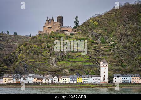 Goarshausen sur le Rhin moyen, avec le château de Katz dominant au-dessus, au début du printemps par temps nuageux Banque D'Images