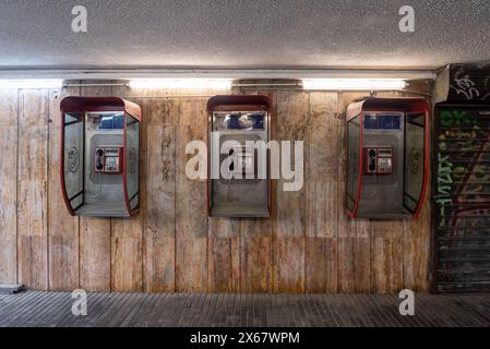 Rangée de trois téléphones publics dans une ligne sous une rue à Belgrade. Avril 2024. Banque D'Images