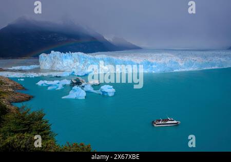 El Calafate, Patagonie, Argentine, glacier Perito Moreno dans le parc national Los Glaciares. Le glacier Perito Moreno fait partie du champ de glace de Patagonie, le Campo Hielo sur, la troisième plus grande réserve d’eau douce au monde. Les touristes peuvent prendre un bateau d'excursion jusqu'au glacier. Banque D'Images