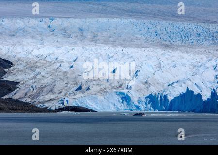 El Calafate, Patagonie, Argentine, glacier Perito Moreno dans le parc national Los Glaciares. Le glacier Perito Moreno fait partie du champ de glace de Patagonie, le Campo Hielo sur, la troisième plus grande réserve d’eau douce au monde. Les touristes peuvent prendre un bateau d'excursion jusqu'au glacier. Banque D'Images