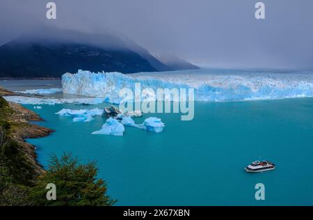 El Calafate, Patagonie, Argentine, glacier Perito Moreno dans le parc national Los Glaciares. Le glacier Perito Moreno fait partie du champ de glace de Patagonie, le Campo Hielo sur, la troisième plus grande réserve d’eau douce au monde. Les touristes peuvent prendre un bateau d'excursion jusqu'au glacier. Banque D'Images