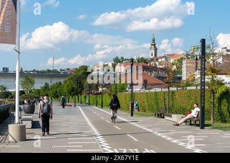 Vélo et sentier de randonnée le long du front de mer de Belgrade dans le nouveau quartier de la ville. Avril 2024. Banque D'Images