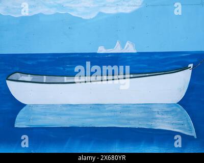 Océan Atlantique, Canada, dory, cabane de pêche, art populaire, iceberg, centre de pêche interprétatif, scène marine, Terre-Neuve, Amérique du Nord, peinture de dory de pêche et iceberg, peinture sur mur, Prime Berth Twillingate Fishery & Heritage Centre, simplicité, tourisme, ville de Twillingate, art visuel Banque D'Images