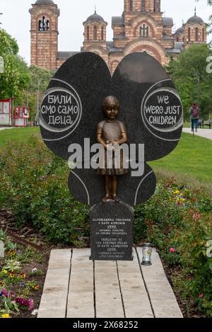 Mémorial aux enfants tués dans le bombardement de Belgrade par l'OTAN, devant l'église Saint-Marc. Avril 2024. Banque D'Images