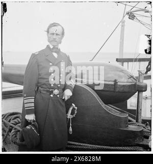 Charleston Harbor, Caroline du Sud. Le contre-amiral John A. Dahlgren debout près d'un canon Dahlgren sur le pont de l'U.S.S. PAWNEE, photographies de la guerre de Sécession 1861-1865 Banque D'Images