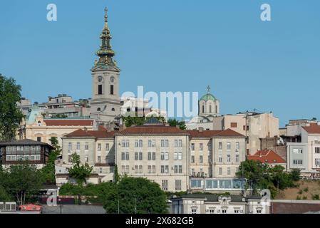 Bâtiments et architecture de Belgrade avec la tour de la cathédrale de l'église Saint Michel l'Archange. Avril 2024 Banque D'Images