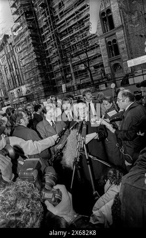 Richtfest der Neuen Synagoge Deutschland, Berlin, 29.10.1990, Richtfest der Neuen Synagoge Berlin in der Oranienburger Straße, Mitte : Vorsitzende der Jüdischen Gemeinde Berlin Heinz Galinski links-hinten : Bausenator Wolfgang Nagel rechts : Leiter Judaicum Stiftung Neue Synagoge Dr. Hermann Simon, Â *** cérémonie de fermeture de la Nouvelle synagogue Allemagne, Berlin,, 10 1990, 29 cérémonie de clôture de la nouvelle synagogue Berlin à Oranienburger Straße, centre Président de la communauté juive Berlin Heinz Galinski arrière gauche bâtiment sénateur Wolfgang Nagel droit Directeur Fondation Judaicum Nouvelle synagogue Banque D'Images