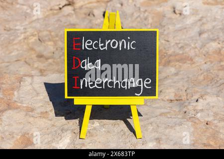 Symbole d'échange de données informatisé EDI. Mots conceptuels échange de données informatisé EDI sur tableau noir. Beau fond de pierre. Business et EDI elec Banque D'Images