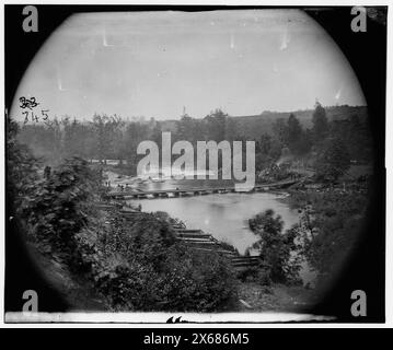 Jericho Mills, Virginie. Pont flottant en toile à travers la North Anna, construit par le 50th New York Engineers, où le 5th corps sous Gen. Warren traverse. Vue en aval de la rive nord, photographies de la guerre de Sécession 1861-1865 Banque D'Images