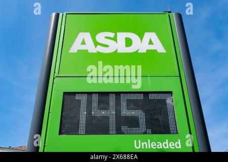 Chaîne de supermarchés ASDA sur Old Kent Road montrant le prix de l'essence et du diesel le 8 mai 2024 à Londres, Angleterre, Royaume-Uni. Asda Stores Ltd. est un détaillant de supermarchés britannique, dont le siège social se trouve dans le West Yorkshire. La société a été fondée en 1949 et a été cotée à la Bourse de Londres jusqu'en 1999, date à laquelle elle a été rachetée par le géant américain Walmart pour 6,7 milliards de livres sterling. ASDA était la deuxième plus grande chaîne de supermarchés en Grande-Bretagne entre 2003 et 2014 en part de marché, date à laquelle elle est tombée en troisième place. Depuis avril 2019, il a retrouvé sa deuxième place. Banque D'Images