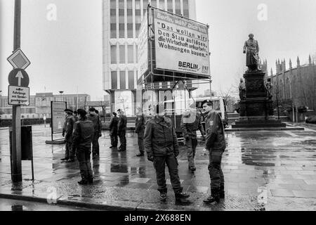 DeserteurDemo Deutschland, Berlin, 17.11.1990, Deserteur - Demo, Demo von Gegnern der Wehrpflicht und der Bundeswehr an sich, Polizisten vor dem ehem. Außenministerium der DDR und dem Denkmal des Freiherr vom Stein Wahlplakat der CDU, Â *** DeserterDemo Allemagne, Berlin, 17 11 1990, démo désertrice, démo des opposants au service militaire obligatoire et de la Bundeswehr elle-même, policiers devant l'ancien ministère des Affaires étrangères de la RDA et le monument de Freiherr vom Stein affiche électorale de la CDU, Â Banque D'Images