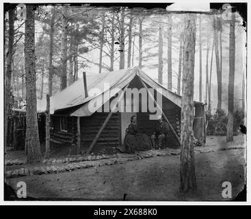 Brandy Station, Virginie. Colonel John R. Coxe, A.C.S., et dame assise devant ses quartiers d'hiver de cabane en rondins au quartier général de l'armée du Potomac, photographies de la guerre de Sécession 1861-1865 Banque D'Images