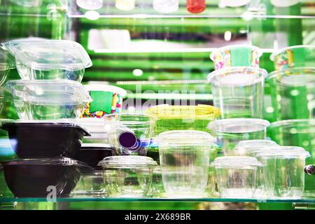 Emballage alimentaire en plastique jetable à l'exposition Banque D'Images