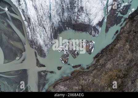 Image par drone d'un lac d'eau de fonte du glacier Russell à fusion rapide dans l'ouest du Groenland. Banque D'Images