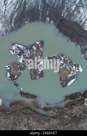 Image par drone d'un lac d'eau de fonte du glacier Russell à fusion rapide dans l'ouest du Groenland. Banque D'Images
