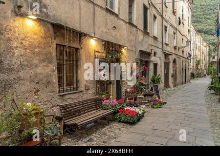 Dans la vieille ville de Finalborgo, finale Ligure, Riviera di Ponente, Ligurie, Italie, Europe Banque D'Images