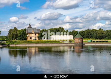 Maison historique de porte coulissante, Villa Kaltehofe et bassin de filtration, Wasserkunst Kaltehofe, île de Kaltehofe, Hamburg-Rothenburgsort, Hamburg, Allemagne Banque D'Images