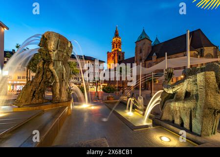 L'église Kilianskirche et la fontaine des comédiens au crépuscule, Heilbronn, Bade-Württemberg, Allemagne Banque D'Images