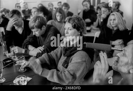 ZENSUR in der DDR Deutschland, Berlin, 15.02.1991, Gesprächsrunde Erfahrung mit der ZENSUR, im Haus Drama in der Clara-Zetkin-Straße, Brigitte Struzyk Mitte, Â *** Censorship in the RDA Germany, Berlin, 15 02 1991, discussion round Experience with Censorship, in the House of Drama Zetkin Straße, Brigitte Struzyk Mitte, Â Banque D'Images