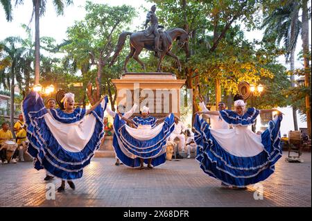 Carthagène, Colombie. 09th Feb, 2024. Danseurs lors d’une représentation au début du carnaval devant la statue équestre de Simon Bolivar. Crédit : Sebastian Kahnert/dpa/Alamy Live News Banque D'Images