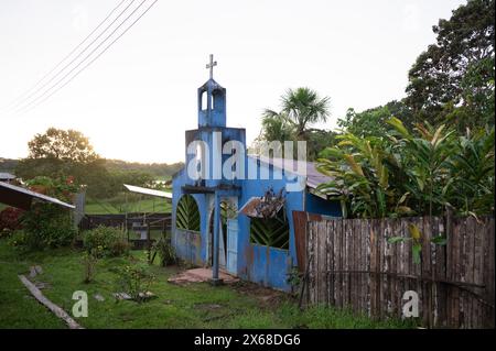 Leticia, Colombie. 31 janvier 2024. Une église dans un village traditionnel dans la forêt tropicale sur les rives de l'Amazonie. Crédit : Sebastian Kahnert/dpa/Alamy Live News Banque D'Images