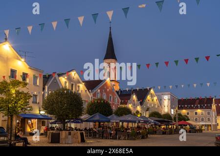 Ludwigsplatz avec des restaurants et l'église paroissiale de l'Assomption de la Vierge Marie dans la vieille ville de Kelheim au crépuscule, basse-Bavière, Bavière, Allemagne Banque D'Images