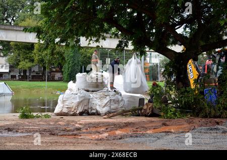 13 mai 2024, Porto Alegre, Rio Grande do Sul, Brésil : Porto Alegre (RS), 05/13/2024 Ã¢â‚¬' PLUIE/MÉTÉO/BÉNÉVOLES/RS Ã¢â‚¬' malgré le mauvais temps, des bénévoles de différentes parties du Brésil se rassemblent dans le Centre historique de Porto Alegre, de l'usine de gazomètre, ce lundi- foire (13), fournir des services de soutien aux victimes des fortes pluies qui ont frappé l’État du Rio Grande do Sul ces derniers jours. La mairie de Porto Alegre a installé des digues de secours pour tenter de contenir les eaux de la rivière Guaiba, située dans la région centrale de la capitale Rio Grande do Sul. (Foto : Marcelo Oliveira/T. Banque D'Images