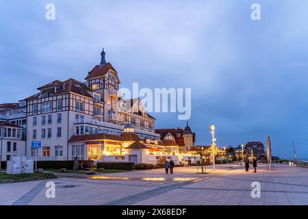 Promenade de la mer Baltique sur Baltic Platz dans la station balnéaire Baltique de Kühlungsborn au crépuscule, Mecklembourg-Poméranie occidentale, Allemagne Banque D'Images