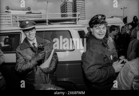 4,11. Erinnerung Deutschland, Berlin, 04.11.1990, Erinnerungs- Demo zum 4. Novembre 89, auf dem Alexanderplatz, Polizist und Fotograf, Â *** 4 11 Allemagne du souvenir, Berlin, 04 11 1990, manifestation du souvenir pour le 4 novembre 89, sur Alexanderplatz, policier et photographe, Â Banque D'Images