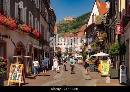 Vieille ville et ruines de château à Ribeauville, Alsace, France Banque D'Images