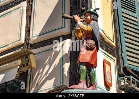 Figure en bois d'un cornemuse de 1300 à Ribeauville, Alsace, France Banque D'Images