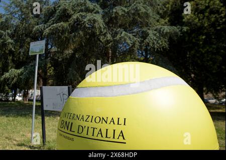 Rome, Italie. 12 mai 2024. Une grosse balle de tennis a été installée pour promouvoir le tournoi international de tennis Italian Open (Internazionali di Tennis BNL) à Rome. (Crédit image : © Marcello Valeri/ZUMA Press Wire) USAGE ÉDITORIAL SEULEMENT! Non destiné à UN USAGE commercial ! Banque D'Images