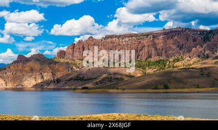 Route panoramique sur l'US Highway 50 entre Gunnison et Montrose, Colorado. Blue Mesa est le plus grand lac du Colorado, long de vingt miles avec 96 miles de rivage Banque D'Images