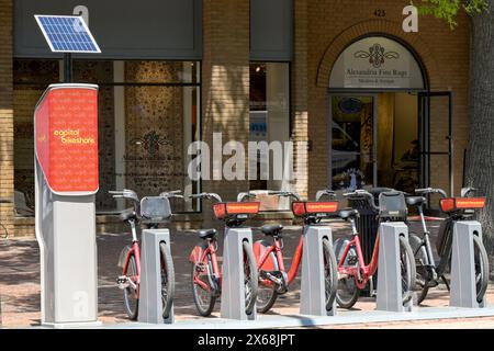 Alexandria, Virginie, États-Unis - 1er mai 2024 : vélos du programme Capital Bikeshare garés dans une station de stationnement sur King Street, qui est la rue principale Banque D'Images